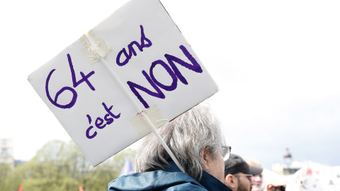 Un manifestante sostiene una pancarta contra la elevación de la edad de jubilación a los 64 años, en París, en la nueva jornada de protestas, la úndécima, contra el proyecto del presidente francés, Emmanuel Macron. EFE/EPA/TERESA SUAREZ