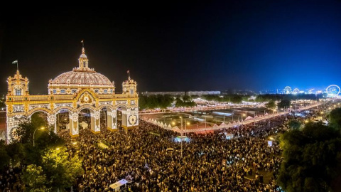 Tradicional alumbrado en El Real de la Feria de Sevilla, una ciudad efímera de más de un millar de casetas que albergará, durante su semana más lúdica, alegría, diversión y color a miles de sevillanos y visitantes. EFE/Raúl Caro