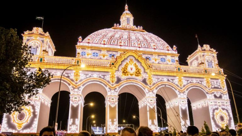 Tradicional alumbrado en El Real de la Feria de Sevilla, una ciudad efímera de más de un millar de casetas que albergará, durante su semana más lúdica, alegría, diversión y color a miles de sevillanos y visitantes. EFE/Raúl Caro