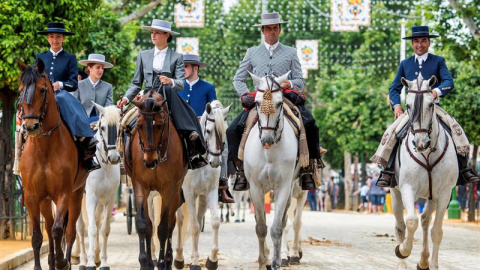 Varios caballistas en el Real de la Feria en el primer día de la Feria de Abril de Sevilla. EFE/ Raúl Caro