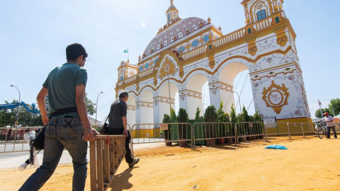 Trabajadores en el recinto ferial donde se ultiman los preparativos para que comience mañana sábado la Feria de Abril de Sevilla, en la que se prevé buen tiempo y donde la ocupación hotelera estará en el 87,9% de su capacidad total, dos pun