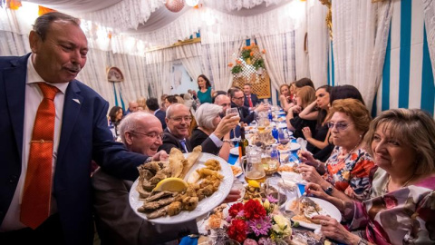 -Tradicional cena "del pescaito" que se celebra antes del alumbrado en El Real de la Feria de Abril de Sevilla, una ciudad efímera de más de un millar de casetas que albergará, durante su semana más lúdica, alegría, diversión y color a mile