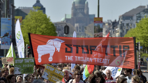 Activistas de los derechos de los consumidores sostienen una pancarta contra el TTIP, en la manifestación de Bruselas. REUTERS/Eric Vidal