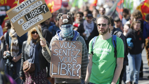 Manifestantes contra el TTIP en Bruselas. EFE/EPA/JULIEN WARNAN