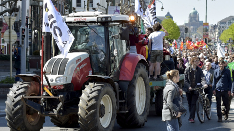 Un tractor en la manifestación de Bruselas contra el TTIP. REUTERS/Eric Vidal