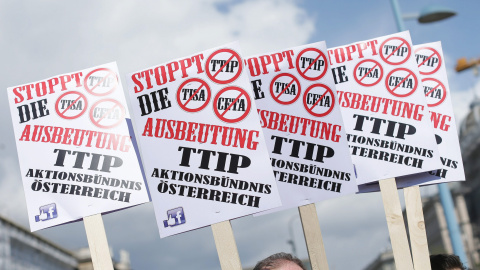 Pancartas contra el TTIP en la manifestación de Viena. EFE/EPA/GEORG HOCHMUTH