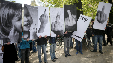 Pancartas contra el TTIP en la manifestación de Viena. EFE/EPA/GEORG HOCHMUTH