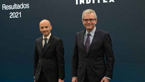 El hasta ahora presidente de Inditex, Pablo Isla (d), y el nuevo consejero delegado Óscar García Maceiras (i), en la presentación de los resultados de 2022, en Arteixo (A Coruña). E.P./M. Dylan