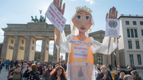 Manifestantes contra el TTIP junto a la Puerta de Brandenburgo en Berlín. EFE/EPA/TIM BRAKEMEIER