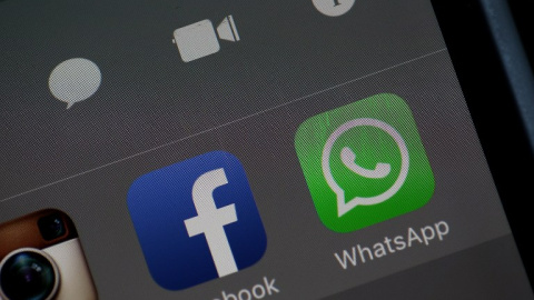 Los logos de Facebook y WhatsApp en un teléfono móvil. - AFP