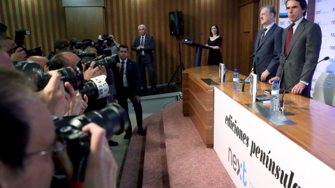 El expresidente del Gobierno José María Aznar, y el periodista Manuel Campo Vidal, durante la presentación del libro 'No hay ala oeste en la Moncloa', de Javier Zarzalejos. EFE/Kiko Huesca