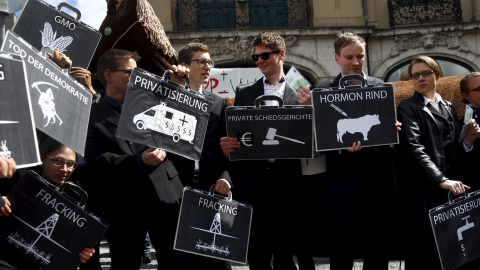 Manifestantes contra el TTIP en Munich. REUTERS/Michael Dalder