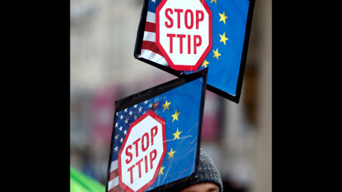 Un manifestante con una pancarta contra el TTIP en Munich. REUTERS/Michael Dalder