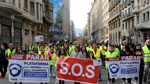 Protesta dels camioners i les seves famílies per la Via Laietana de Barcelona aquest diumenge.