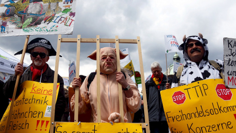 Manifestantes disgrazados en la marcha en Munich contra el TTIP. REUTERS/Michael Dalder