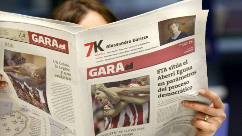 Una mujer lee el diario 'Gara'. EFE