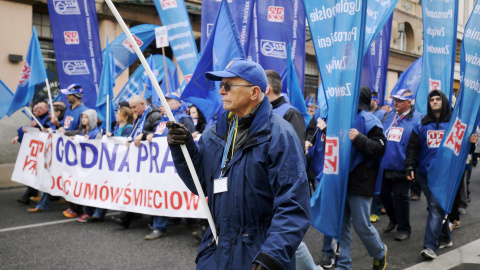 Militantes dl sindicato polcaco OPZZ, en la marcha contra el TTIP en Varsovia. EFE/EPA/PAWEL SUPERNAK