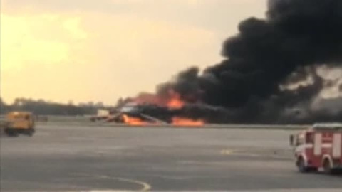 Al menos 13 muertos al incendiarse un aviÃ³n ruso en pleno vuelo