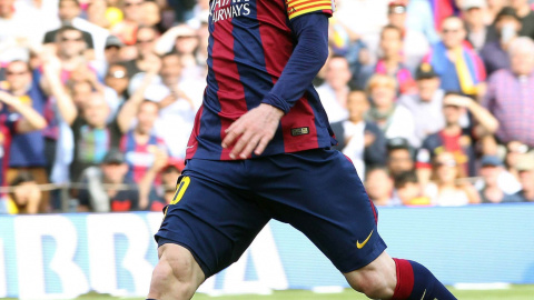 Leo Messi se dispone a marcar el segundo al Valencia durante el partido disputado en el Camp Nou. EFE/Toni Garriga