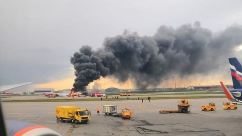 El avión, en llamas, tras aterrizar de emergencia en el aeropuerto de Cheremetievo en Moscú. (REUTERS)