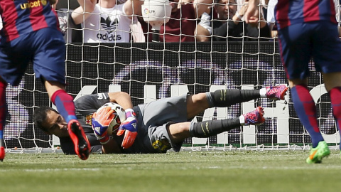 El portero del Barça Claudio Bravo detiene el penalty lanzado por Dani Parejo en el partido contra el Valencia en el  Camp Nou. REUTERS/Albert Gea