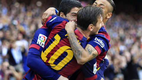 El delantero uruguayo del FC Barcelona Luis Suárez celebra con Leo Messi y Neymar jr. el gol marcado al Valencia. EFE/Andreu Dalmau