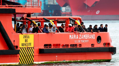 04/05/2019.- El buque de salvamento marítimo "Maria Zambrano" se dirige al puerto de Algeciras (Cádiz), con los rescatados para que sean atendidos por Cruz Roja y trasladados por la Guardia Civil. Efectivos de Salvamento Marítimo han rescat