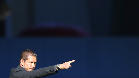 El entrenador del Atletico de Madrid Diego Simeone, durante el partido contra el Deportivo de la Coruña en el estadio de Riazor. REUTERS/Miguel Vidal