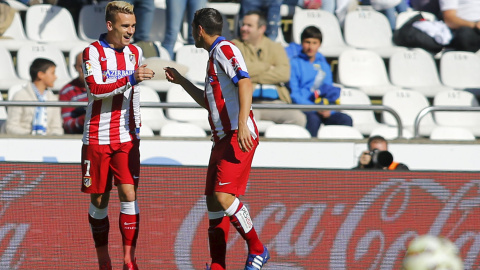 El delantero francés del Atletico Madrid Antoine Griezmann celebra con Koke su gol contra el Deportivo de la Coruña. REUTERS/Miguel Vidal