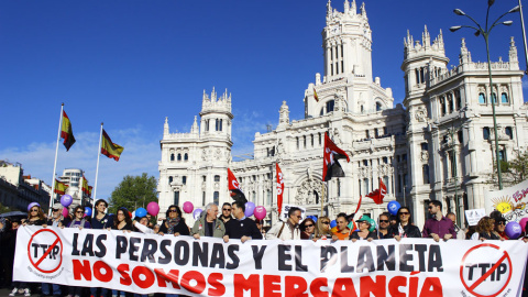 Cabecera de la manifestación contra el TTIP en Madrid a su paso por Cibeles, sede del Ayuntamiento. A.L.M.