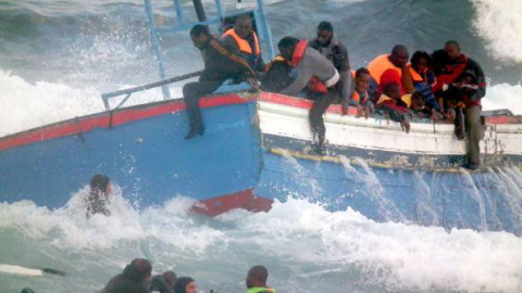 Rescate de inmigrantes de un barco a punto de naufragar en el Canal de Sicilia, en 2001