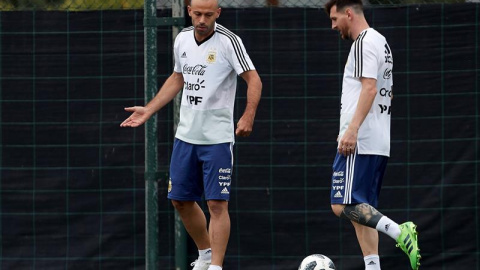 Los jugadores de la selección argentina Javier Mascherano y Lionel Messi (d) durante un entrenamiento. / EFE