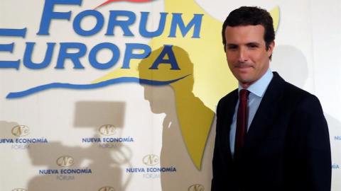 El líder del PP, Pablo Casado, durante un desayuno informativo organizado por Nueva Economía Fórum, este lunes en Madrid, donde presenta a la candidata del PP a la Presidencia de la Comunidad de Madrid, Isabel Díaz Ayuso. EFE/Zipi