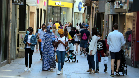 Imatge de gent caminant per l'Eix Comercial de Lleida, el 18 de maig del 2020. SALVADOR MIRET / ACN