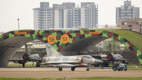 El personal de la Fuerza Aérea mueve un avión de combate Mirage 2000 dentro de la base aérea en Hsinchu, Taiwán, el 8 de abril de 2023.