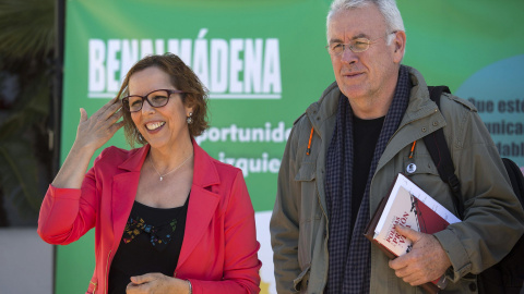 El coordinador federal de Izquierda Unida, Cayo Lara, junto a la candidata de IU a la Alcaldía de Benalmádena, Elena Galán. EFE/Carlos Díaz