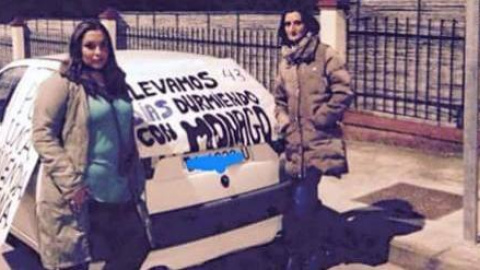 Isabel Rodríguez, izquierda, e Isabel Pintado, derecha, las dos mujeres que mantienen una protesta frente a la casa del presidente de la Junta de Extremadura, José Antonio Monago.