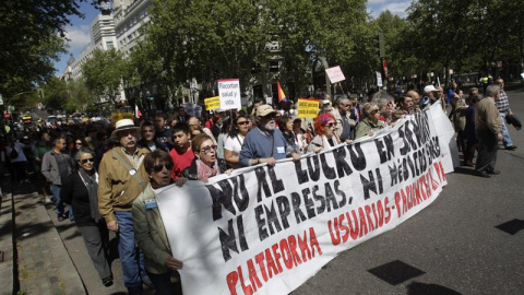 Imagen de la marcha de la marea blanca de este domingo. EFE/Víctor Lerena