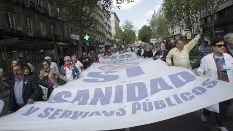 Imagen de la marcha de la marea blanca de este domingo. EFE/Víctor Lerena