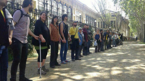 Participantes en la cadena humana que ha rodeado el Parque de la Ciudadela, donde está el Parlament. PAH BARCELONA