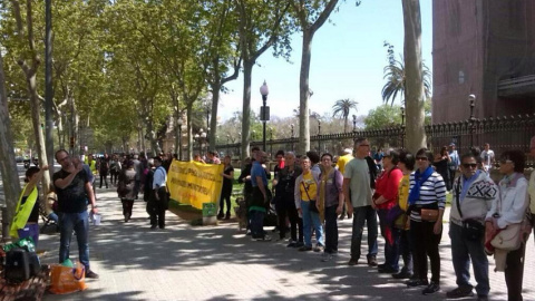 Participantes en la cadena humana que ha rodeado el Parque de la Ciudadela, donde está el Parlament. PAH BARCELONA