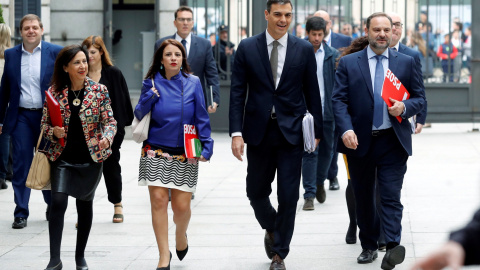 Pedro Sánchez, acompañado por Adriana Lastra, José Luis Ábalos, Margarita Robles, llegando a la primera sesión del  debate de la moción de censura. En segunda fila, a la izquierda, Juanma Serrano. EFE