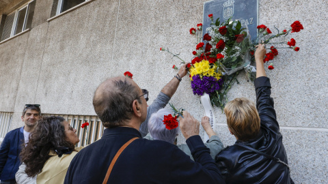 Vista de la concentración y ofrenda floral en el homenaje al cámara de Telecinco José Couso este sábado.