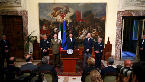 El primer ministro italiano Matteo Renzi, durante la rueda de prensa de este domingo en Roma. REUTERS.