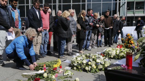 Algunas personas depositan flores en el extrerior de la Catedral de Colonia (Alemania), el pasado día 17 de abril, durante el funeral por las 150 víctimas del vuelo 4U 9525 de Germanwings. REUTERS/Wolfgang Rattay