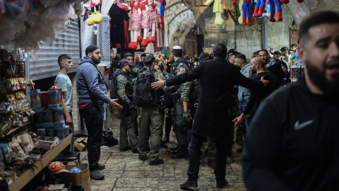 09/04/2023. La Policía israelí en las inmediaciones de la mezquita de Al-Aqsa.