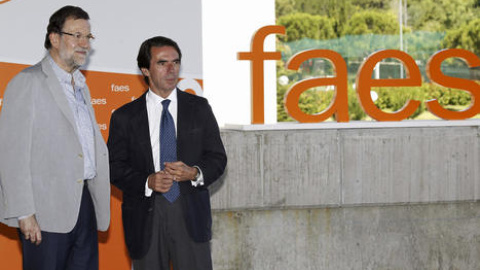 Mariano Rajoy junto a José María Aznar en la clausura de los cursos FAES. EFE/Archivo