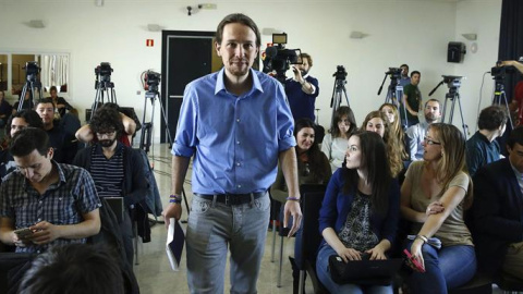 El secretario general de Podemos, Pablo Iglesias, a su llegada a la rueda de prensa que ha ofrecido hoy en el Circulo de Bellas Artes en la que ha advertido de que "no hay nada que hablar" con la presidenta andaluza, Susana Díaz, mientras "