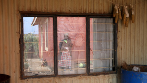 Barbra Ndlovu, de 55 años, residente de BlueDisa, Sudáfrica. | Reuters