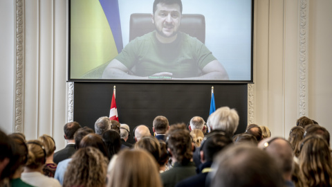 Miembros del parlamento danés asisten al discurso del presidente ucraniano, Volodymyr Zelenski, ante el parlamento.